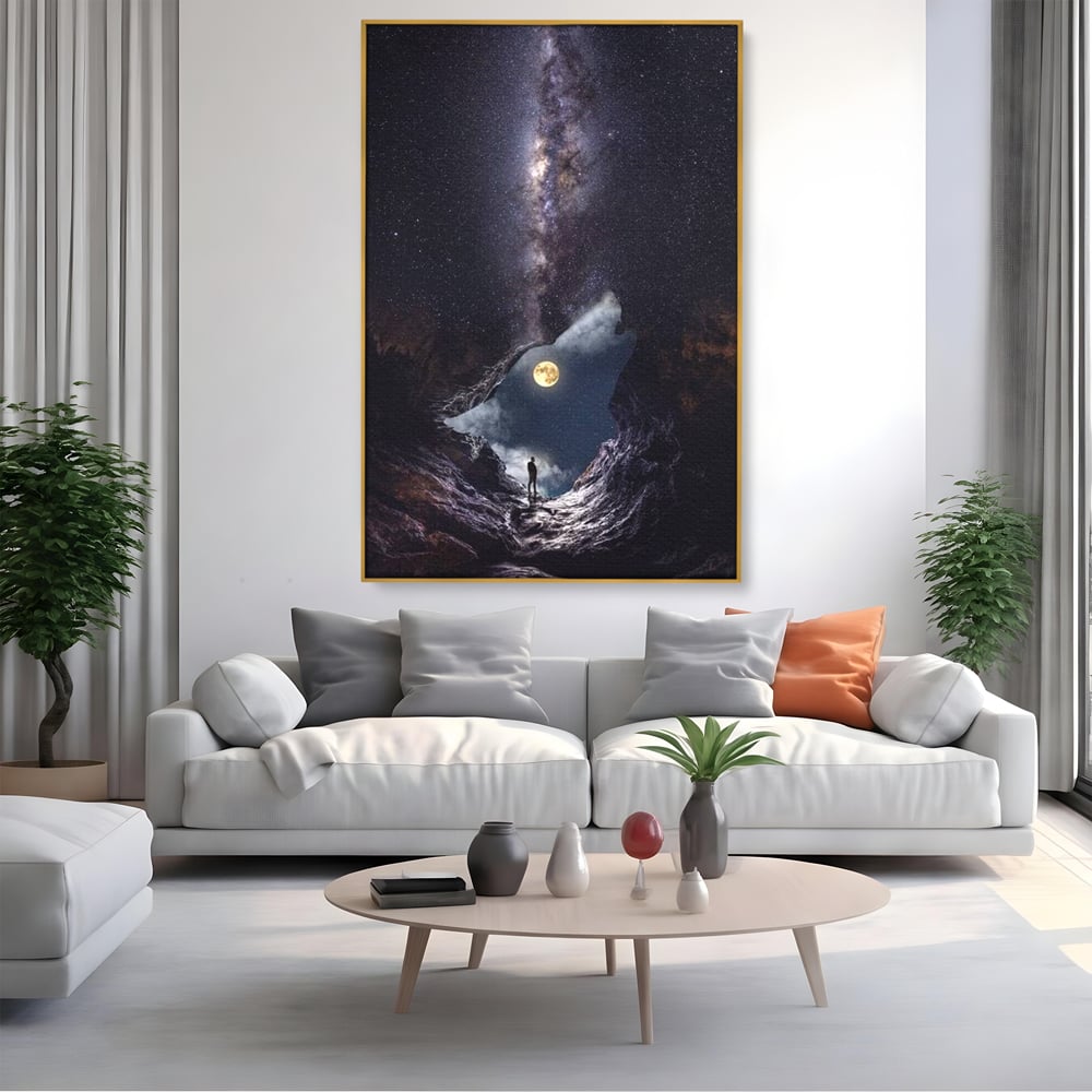 Tablou canvas cu tablou canvas cu silueta de lup, in rama de aluminiu auriu, pe perete intr-un living